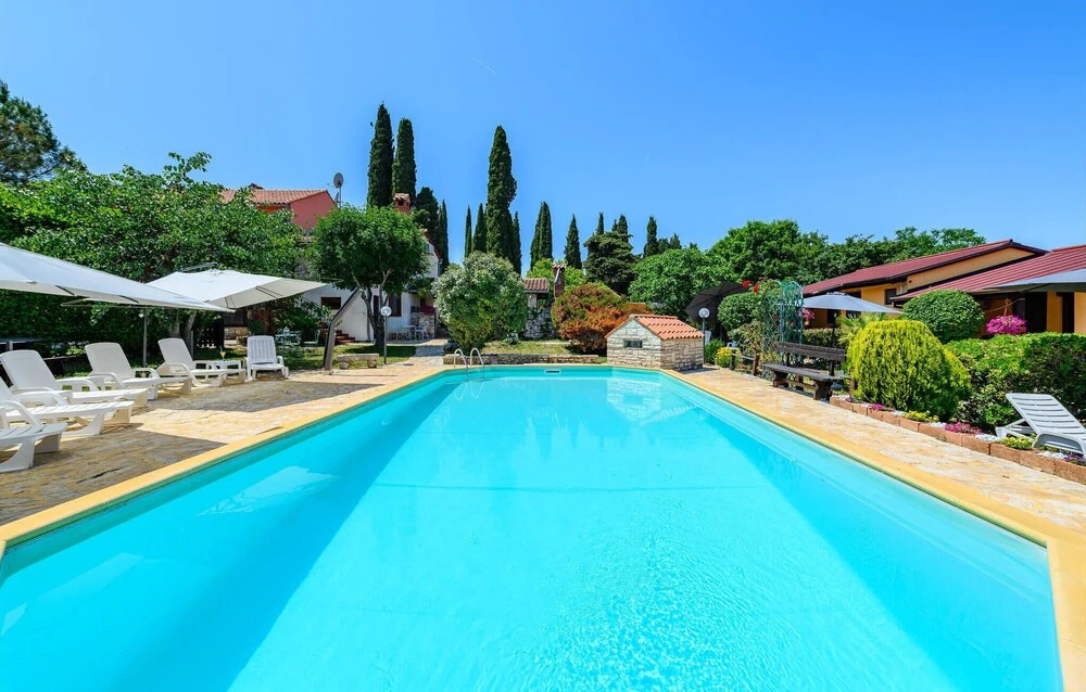 Amazing Apartment in Rovinjsko Selo With Outdoor Swimming Pool, Wifi and 2 Bedrooms