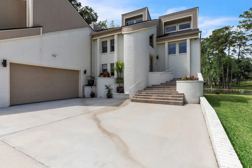Lakefront Retreat With Private Pool, Hot Tub And Dock 4 Bedroom Home