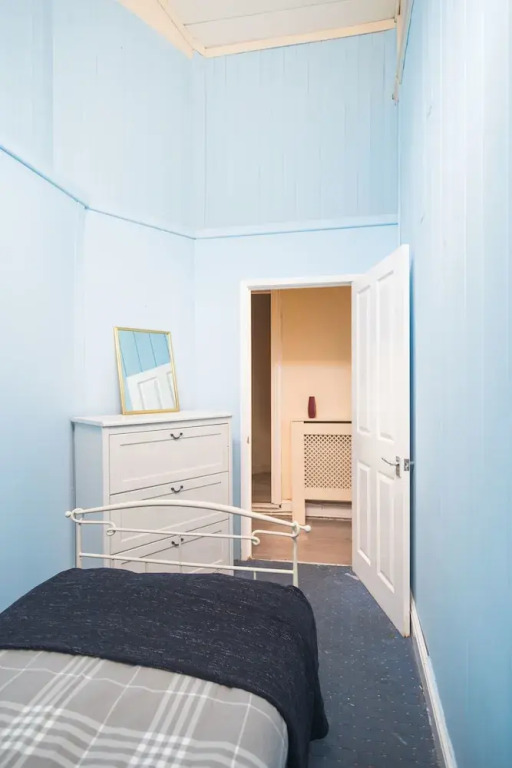 Three Bedroom Apartment Next To Pub