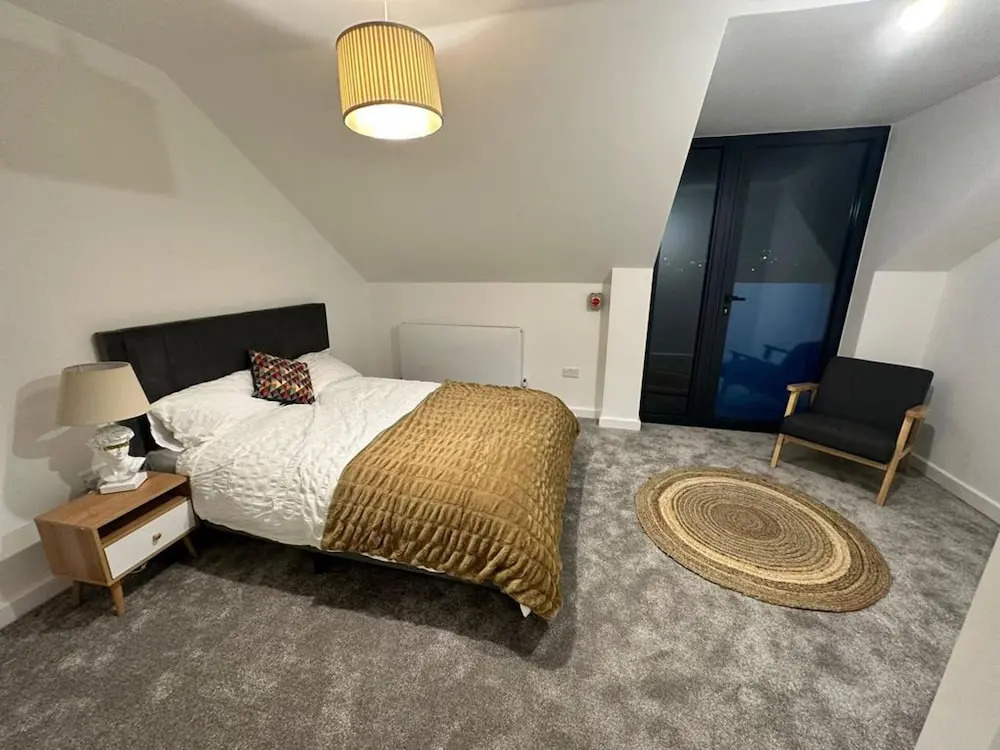 Immaculate 4-bed House Near City Airport