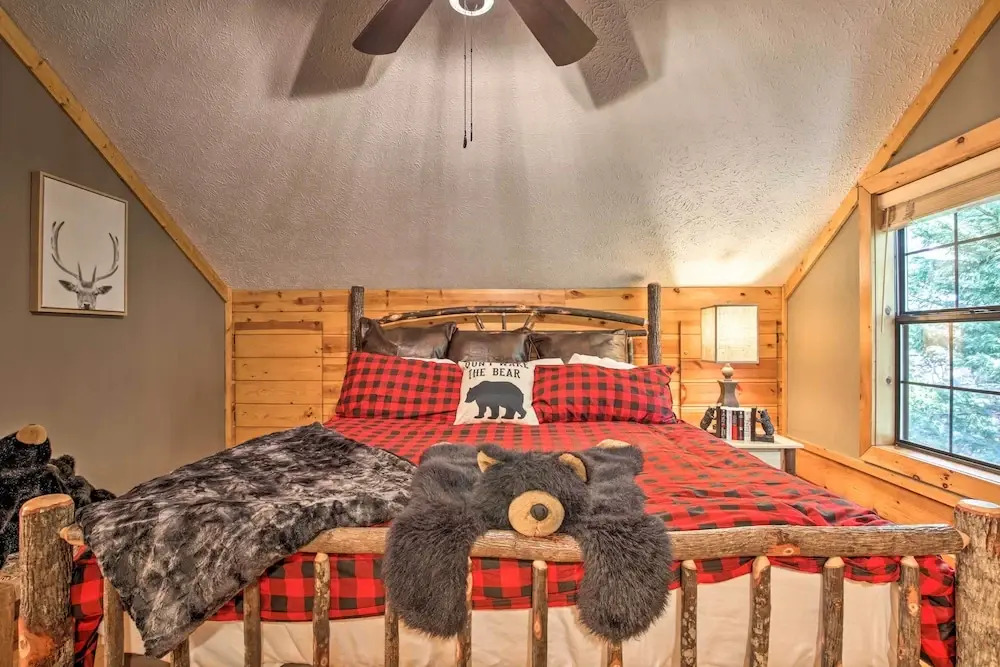 Luxe Fightingtown Creek Cabin: 2 King Suites & Spa