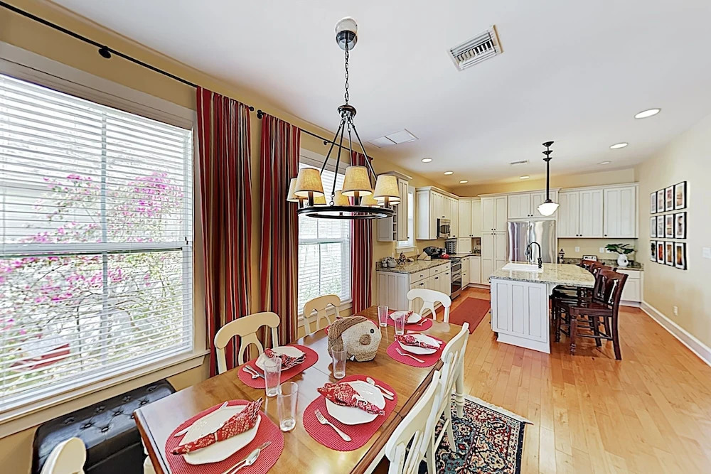 New Listing! the Sea Turtle Inn Uptown Gem 2 Bedroom Home