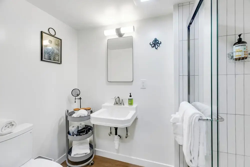 Bright 1BR Near UW & Local Parks