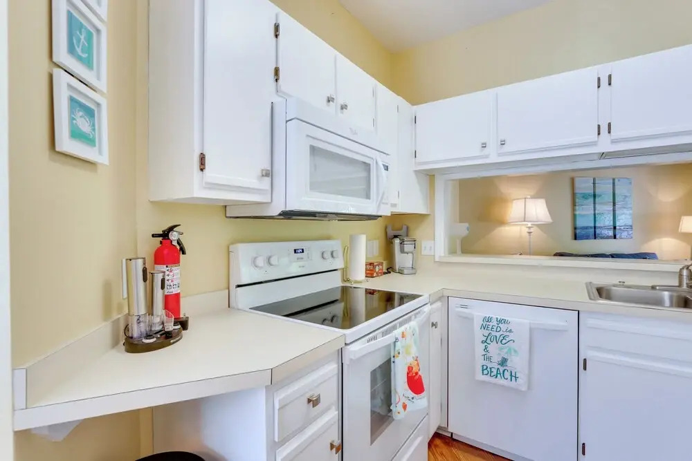 Forest Beach Condo Walk to Coligny