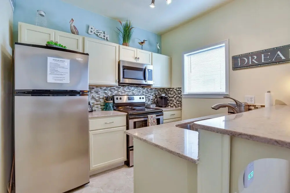 Padre Island Condo w/ Pool Access - Walk to Beach!