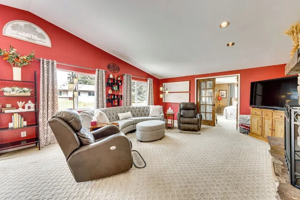 1 Mi to Attractions: Getaway w/ Mtn Views!