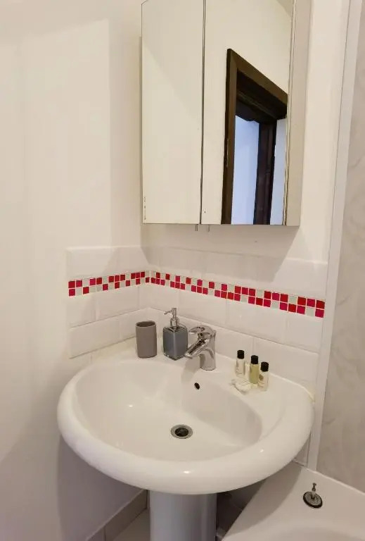 Flat 3 Lovely spacious apartment available for guests Parking wifi