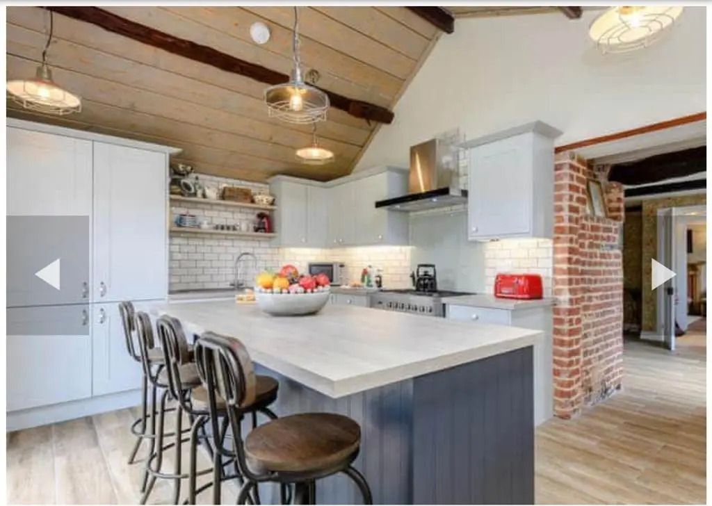 West Cottage. Central, beautiful, 2 mins to beach