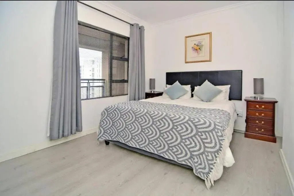 Great 2 bedroom, serviced apartment, views, pool!