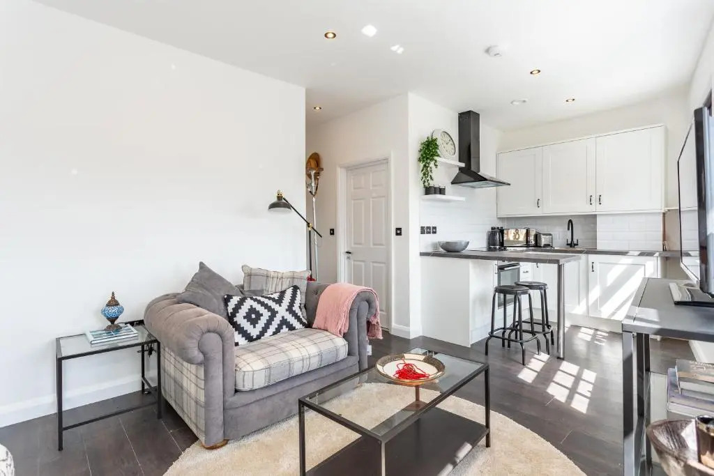 Trendy Studio with Free Parking, Walk to Beach & Shops