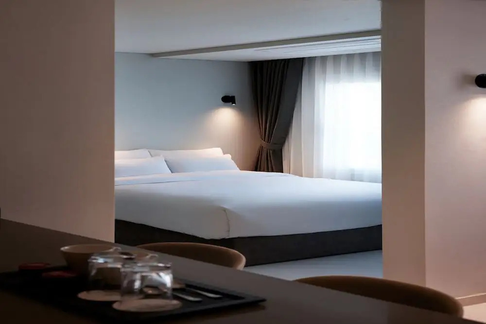 The Connoisseur Residence Hotel