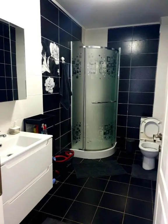 Apartament Mamaia Nord la 30 de m de plaja cu terasa.