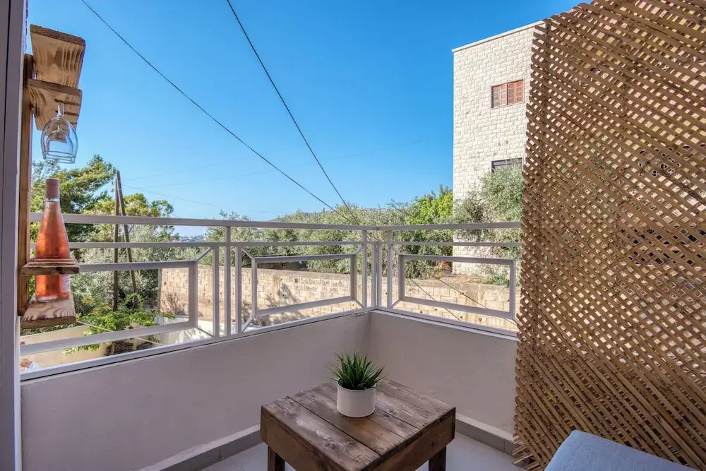Agrius - Elegant Studio & Balcony in Batroun