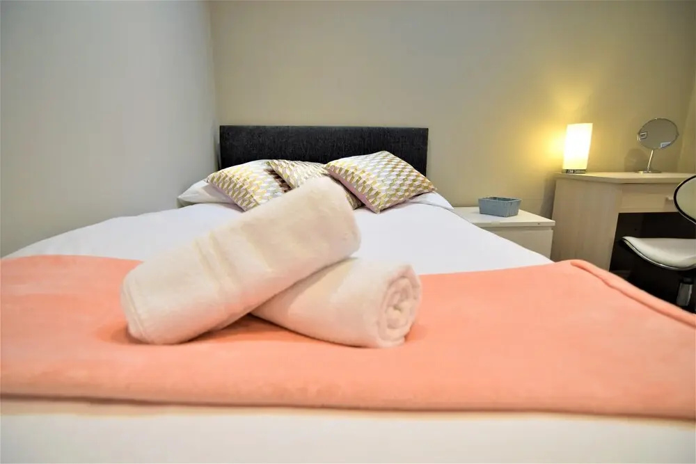 Modern two Bedroom Next TO Brighton Station