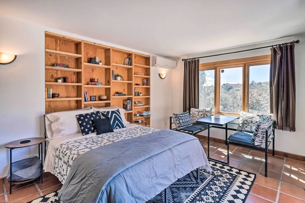 Casa al Reves Pueblo-style House With Views!