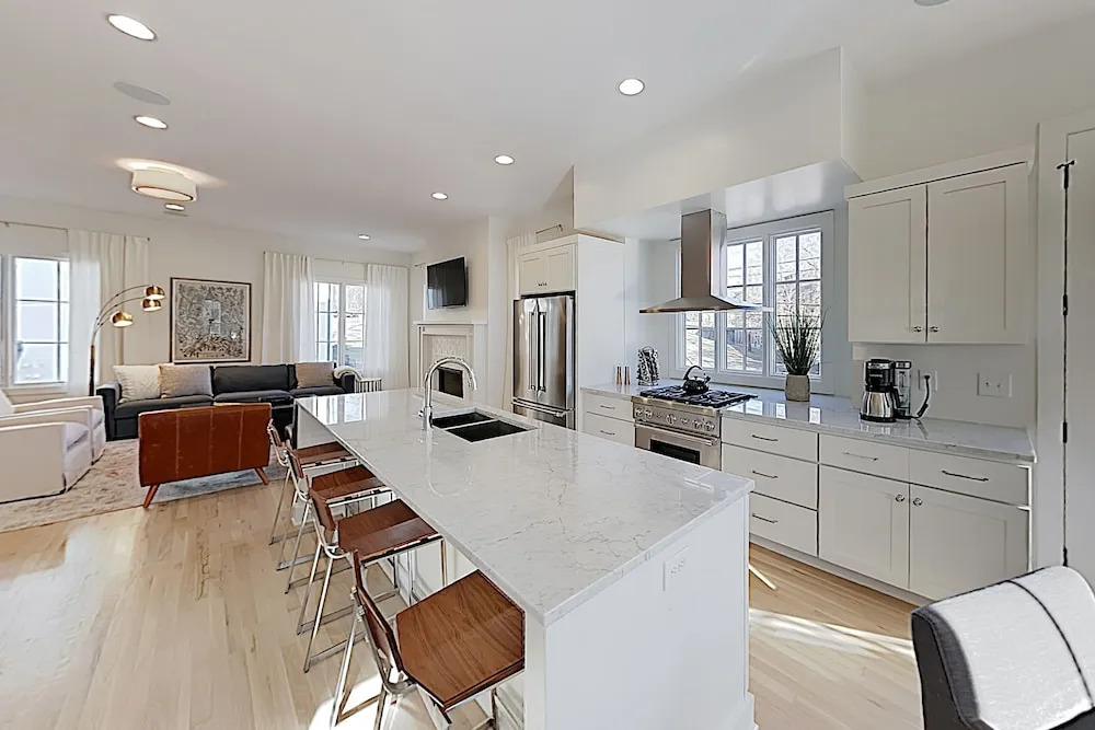 New Listing! Stylish All-suite End Unit W/ Garage 3 Bedroom Townhouse