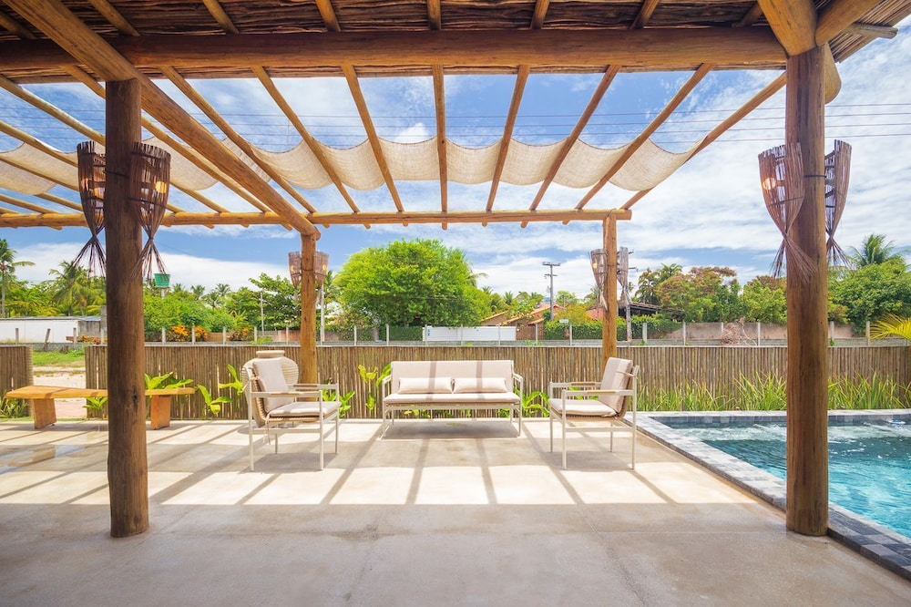 Casa com Piscina e Quadra no Condom nio By Toque