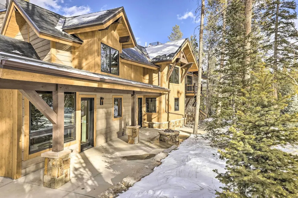 3 Fireplaces & Mtn View: Luxe Home in Breckenridge