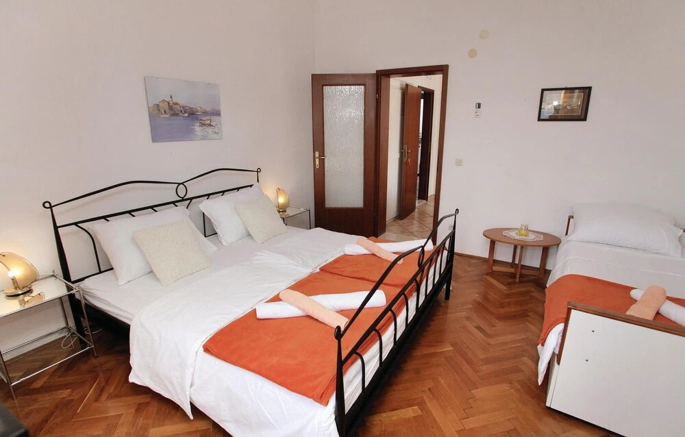 5 Bedroom Lovely Home In Okrug Donji