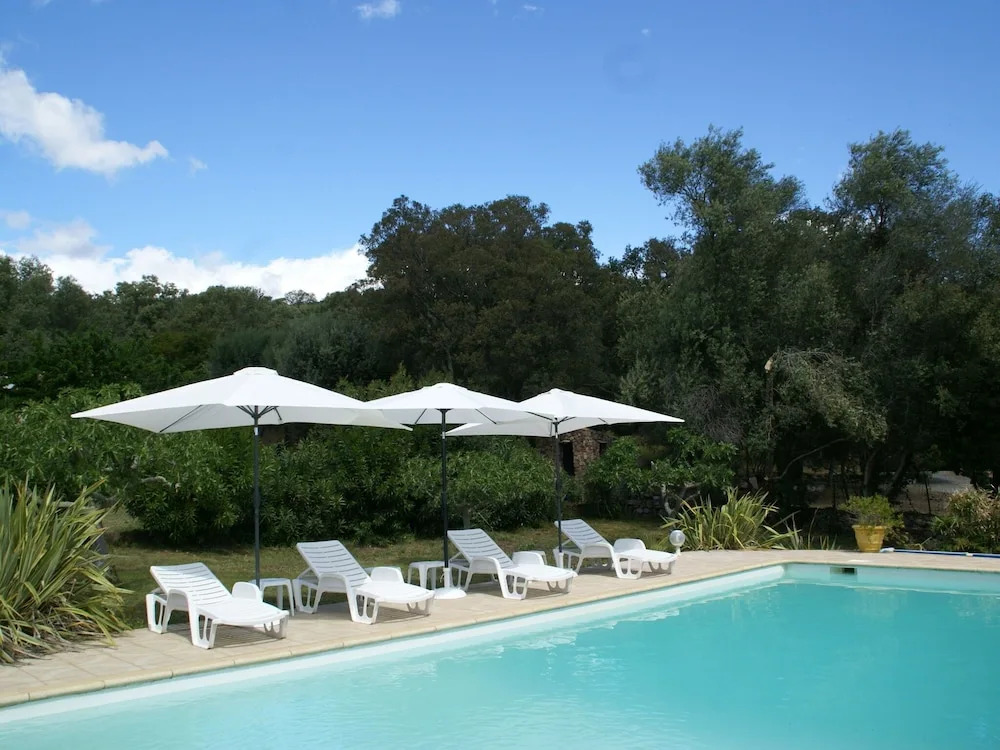 Cosy Holiday Home With Swimming Pool in Stunning Location Near the Beaches!