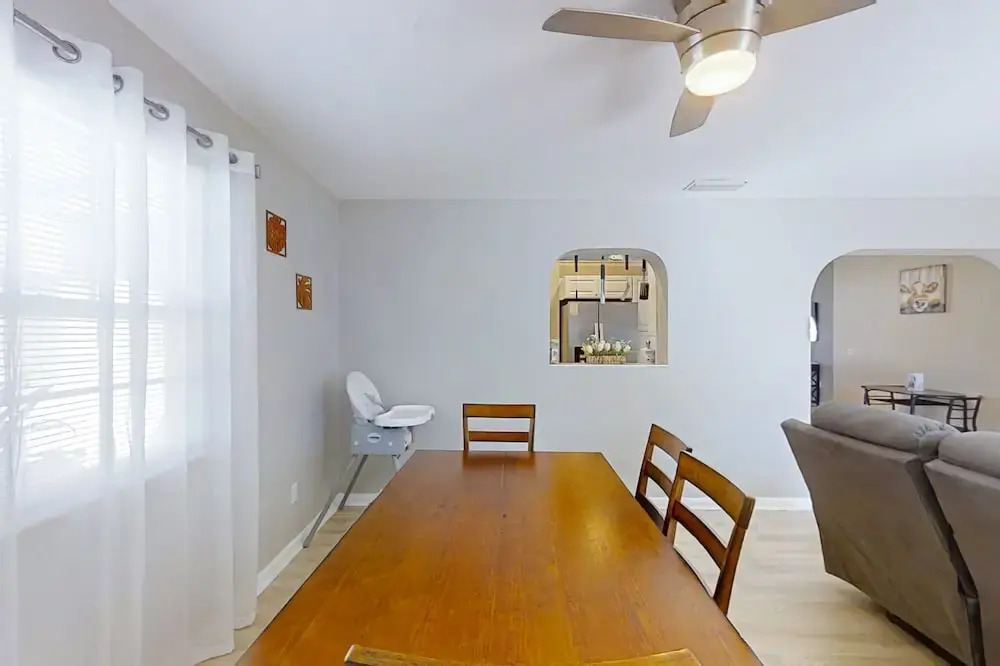 Pristine Palms House in Palm Coast With Enclosed Pool & Full Kitchen
