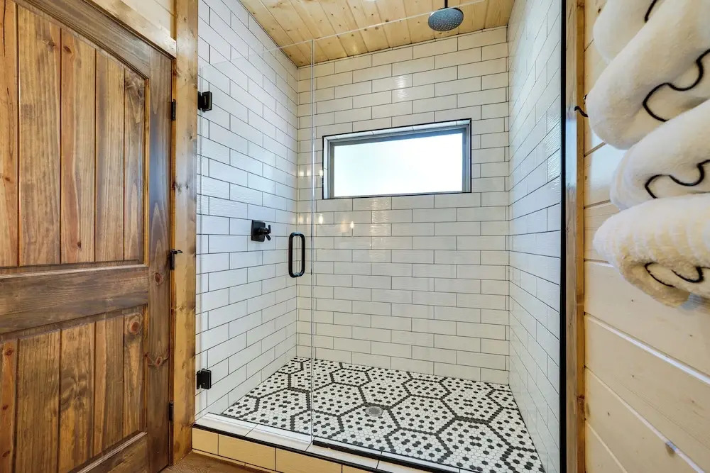 Family-Friendly Broken Bow Cabin Rental with Hot Tub