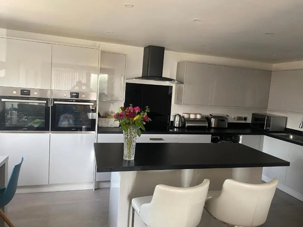 Luxury 2 bedrooms fully equipped Apartment with garden, Free Parking, Free Wifi & Netflix