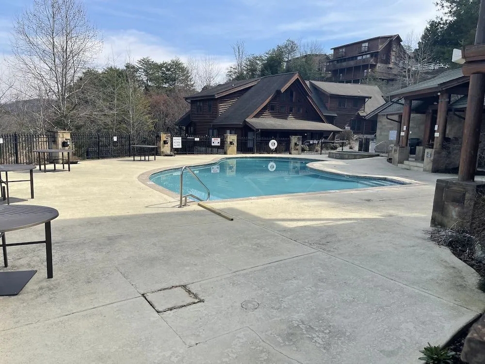 Smoky Mountain Bearadise w Pool.