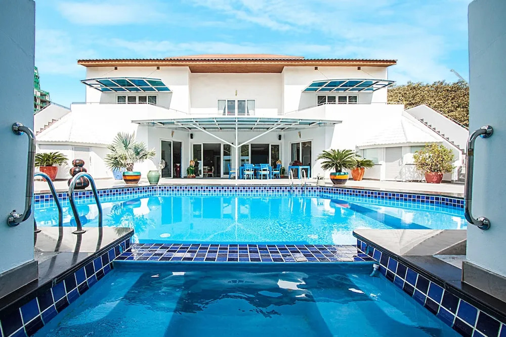 Pratumnak Argyle Villa 8 Beds