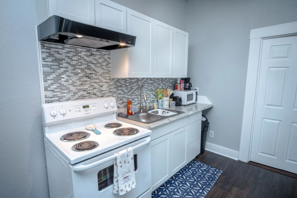 Remodeled Historic 1BR 1BA House Near Downtown