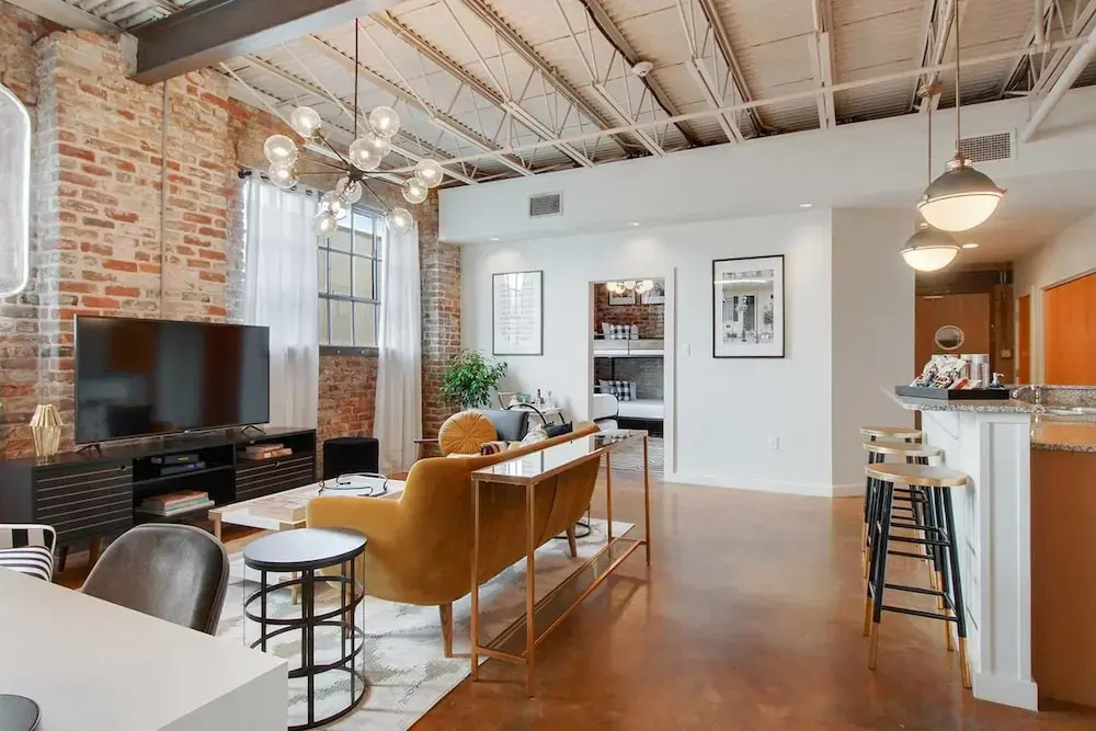 Stylish 2br/2ba Apt in Warehouse District by Domio