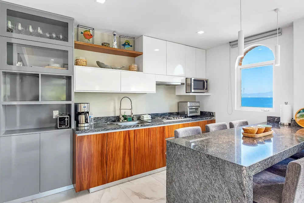 Charming Beach Apartment With Pool and Beach Access, Full Kitchen and Wifi