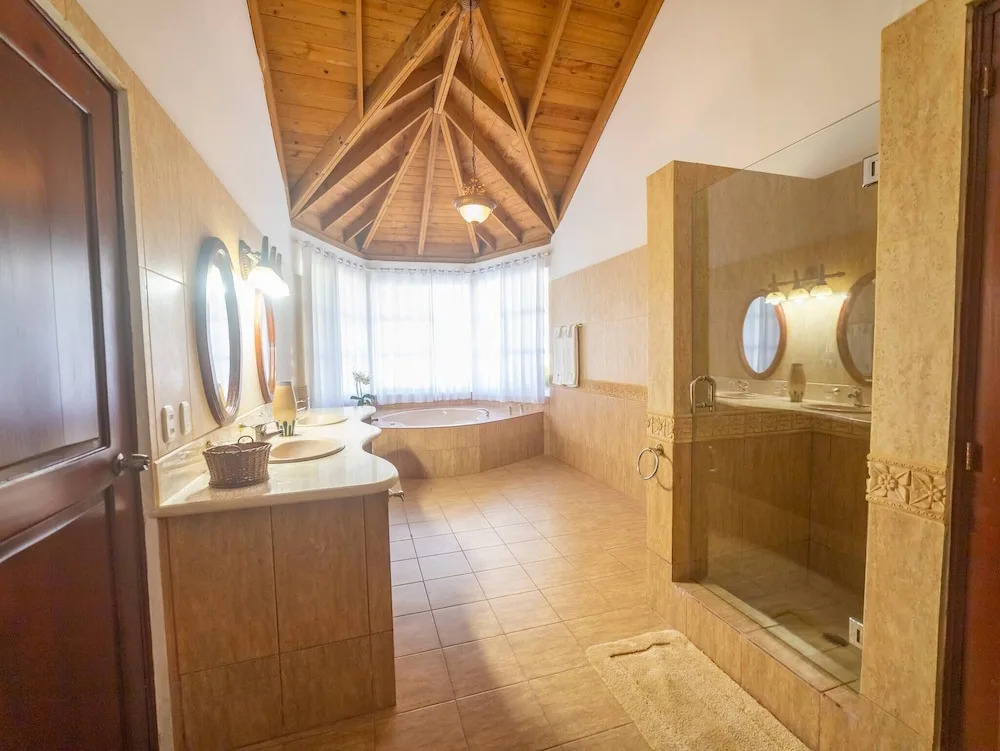 Casati Pearl House, Big House With Private Pool