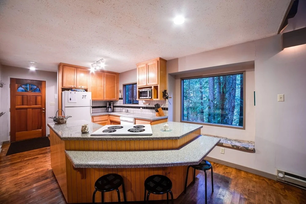55sl - Hot Tub - Wood Stove - Sleeps 10 Home