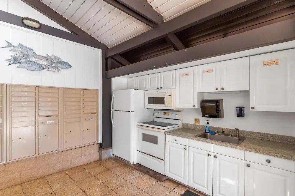 Kihei Garden Estates B-103 - Modern Design, Bright & Clean, Concrete Floors, AC!