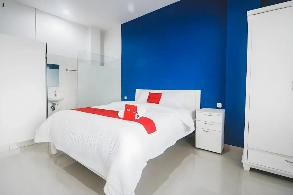 RedDoorz Plus near Living Plaza Jababeka