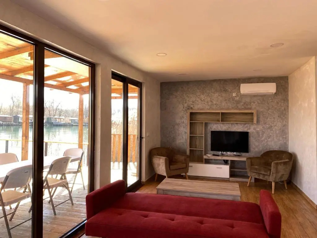 Lake River House Ada Bojana