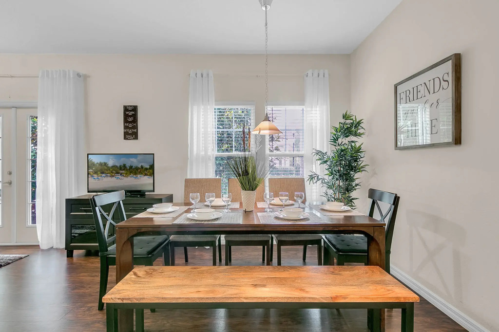 4 Bd 3 Ba Lucaya Village 14-101