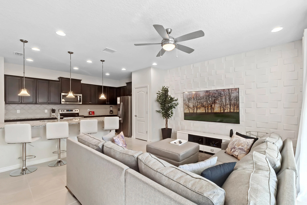 5 Bd 45 Ba Windsor At Westside 2402 Td
