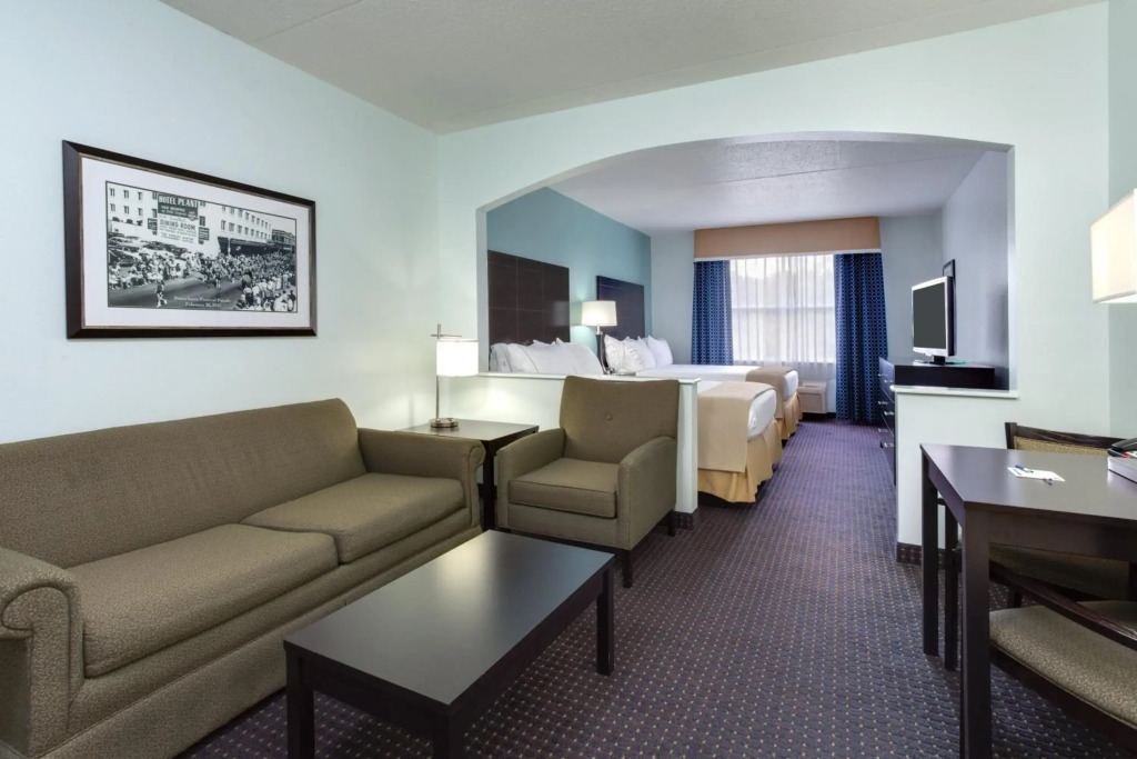 Holiday Inn Express & Suites Plant City by IHG