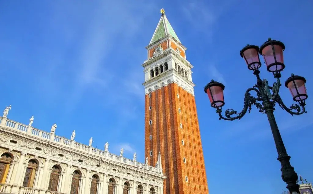 Romantic Venetian Court
