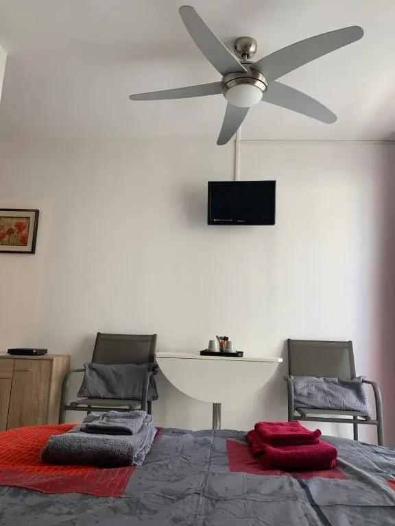 Agréable Studio, belle terrasse, Parking privé, 2 étoiles