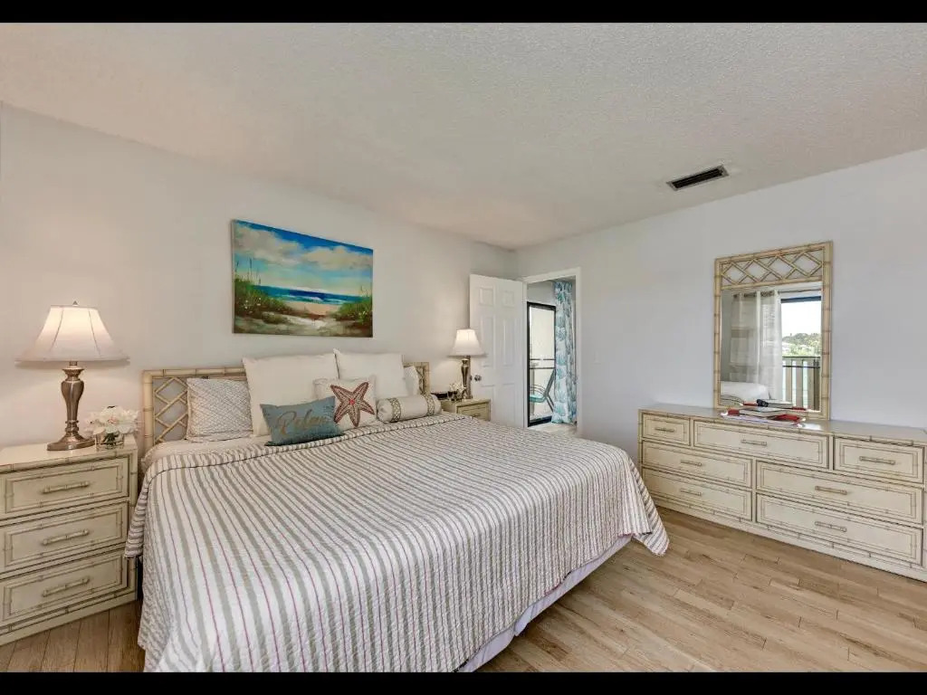 Luxury Waterfront Views/Pool/1400sf/2 min to Beach