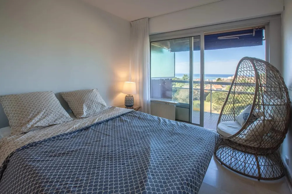 Large Apartment With Swimming Pool and sea View