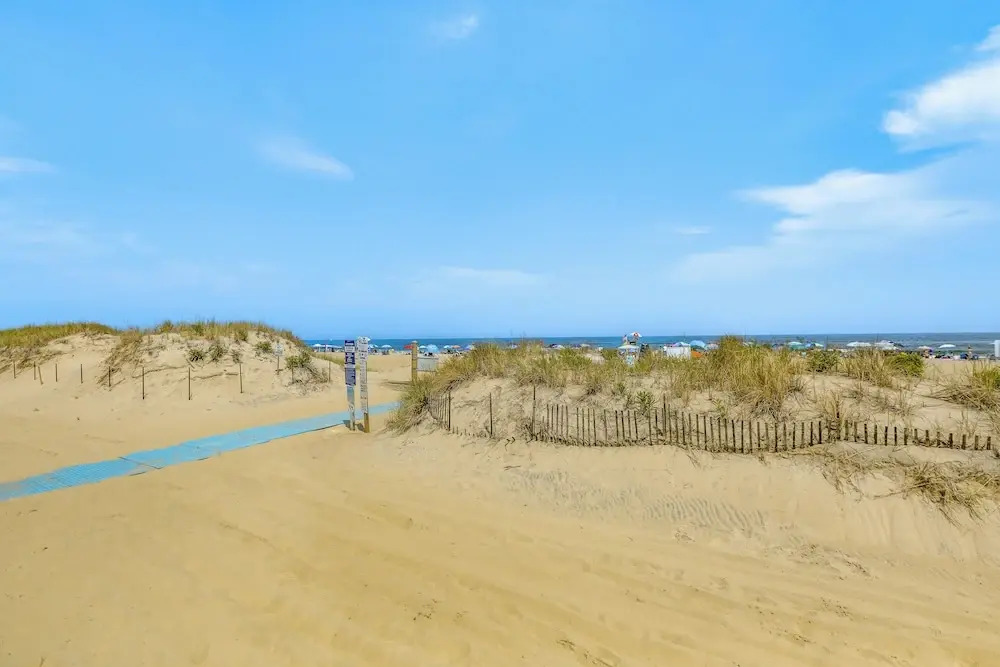Stroll to Ocean Grove Boardwalk & Beach: Sleek Apt