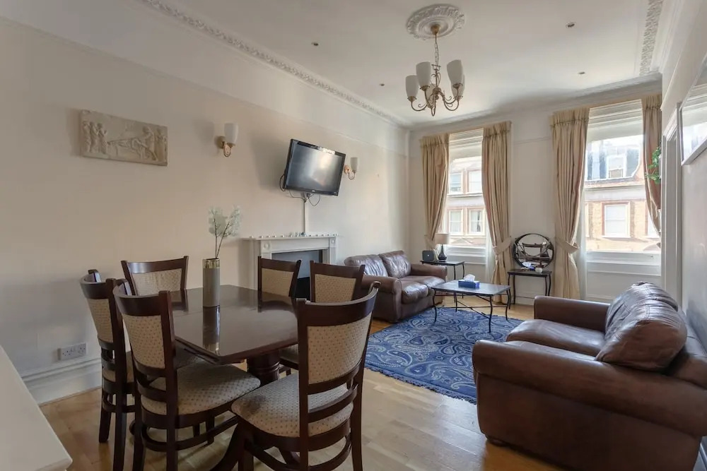 Traditional 2 Bedroom Flat in South Kensington