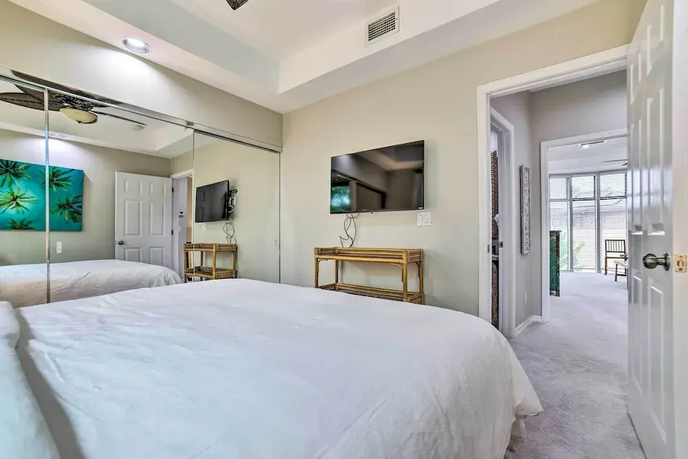 Bright & Airy Lahaina Condo - Walk to Beach!