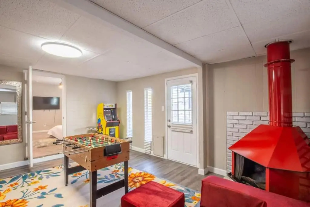 Modern Tempe Gem w Sparkling Pool and Game Room
