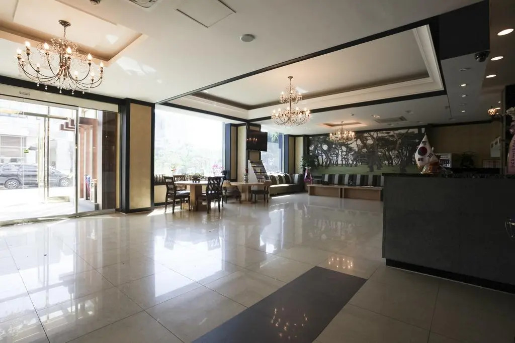 Liv Life Hotel