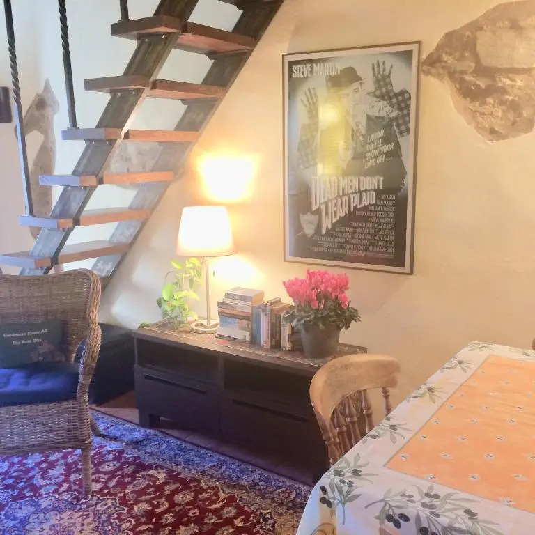 Adorable Tuscan cottage with beautiful garden just outside Lucca, sleeps 4